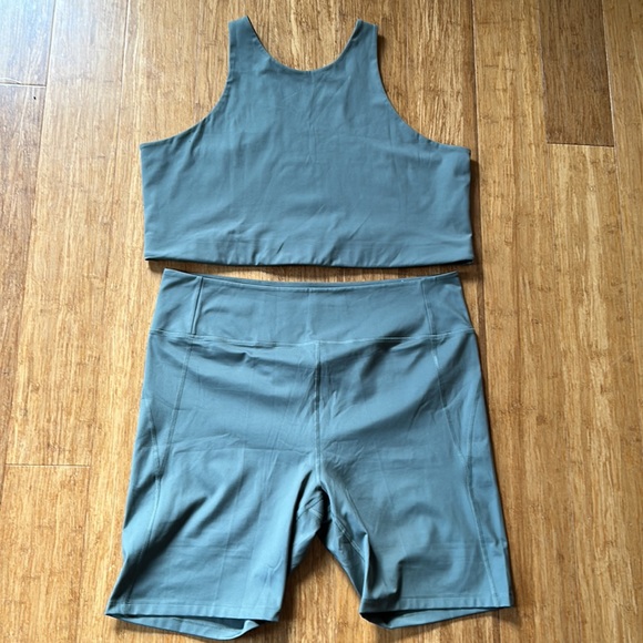 GIRLFRIEND COLLECTIVE PALOMA RAZORBACK BRA AND HIGHRISE BIKER SHORTS GREEN-GRAY